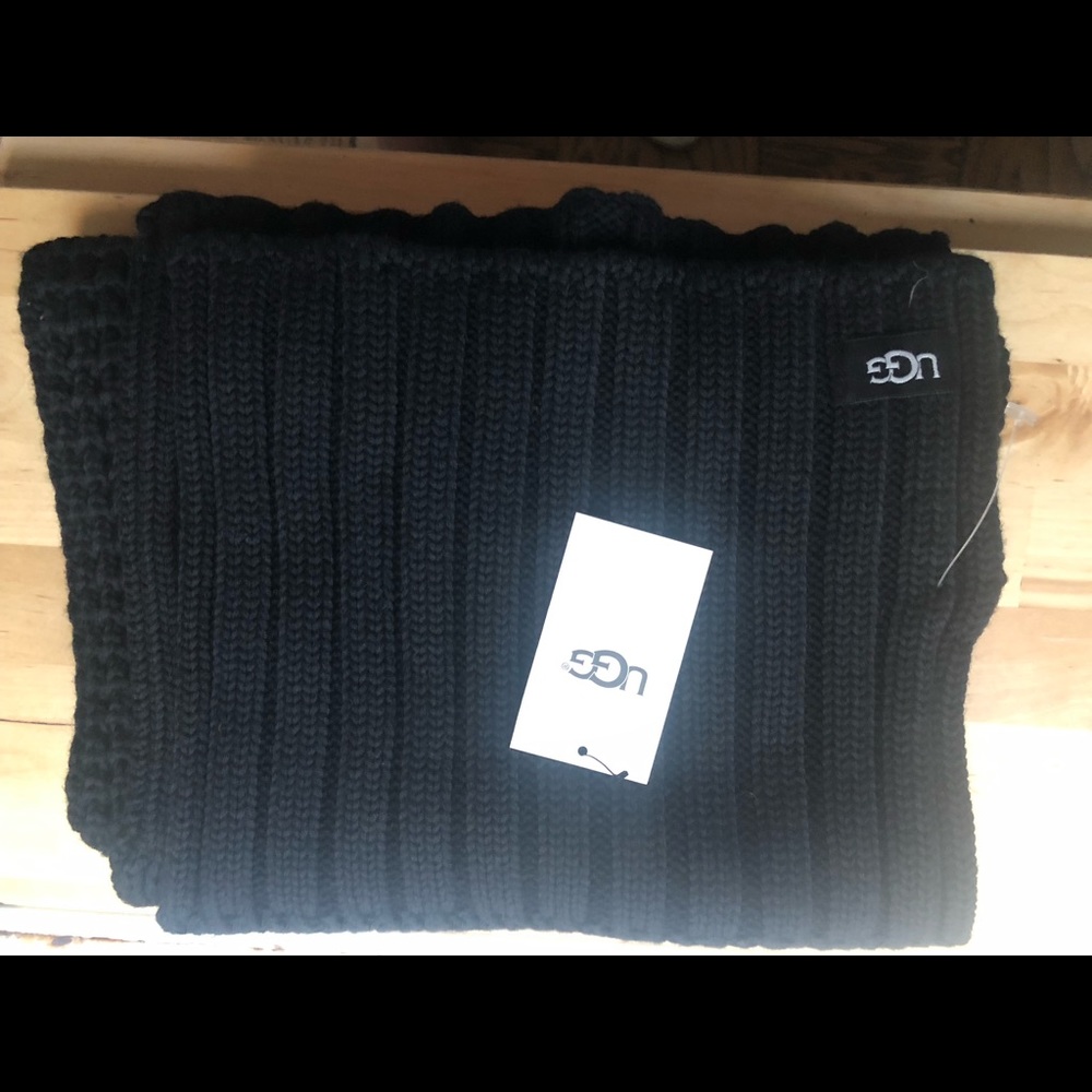 ✨NEW💫 Textured Black UGG Scarf